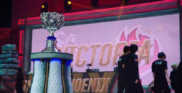  电竞团队默契配合铸就冠军奖杯