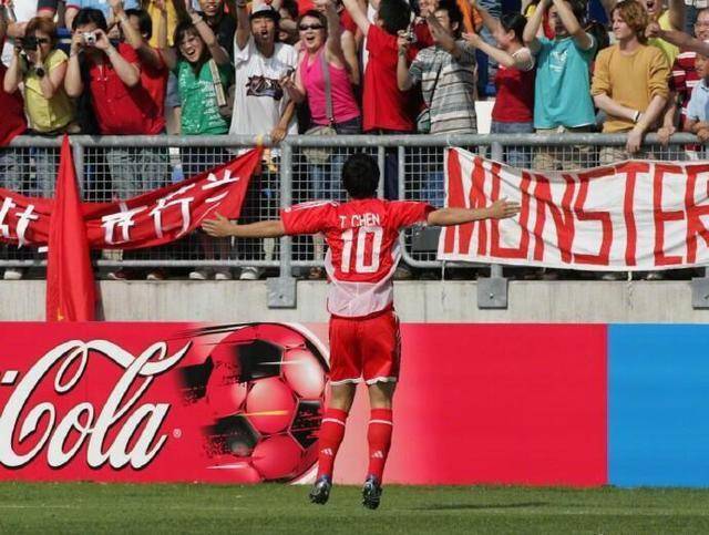  传奇球星退役仪式举行，球迷含泪送别偶像  