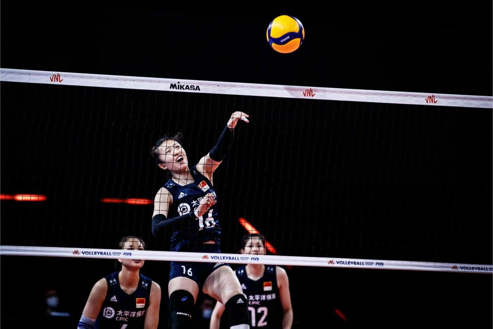  中国金花郑钦文晋级八强，刷新个人最佳战绩