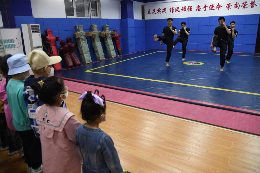  足球公益项目下乡，留守儿童圆梦球场  