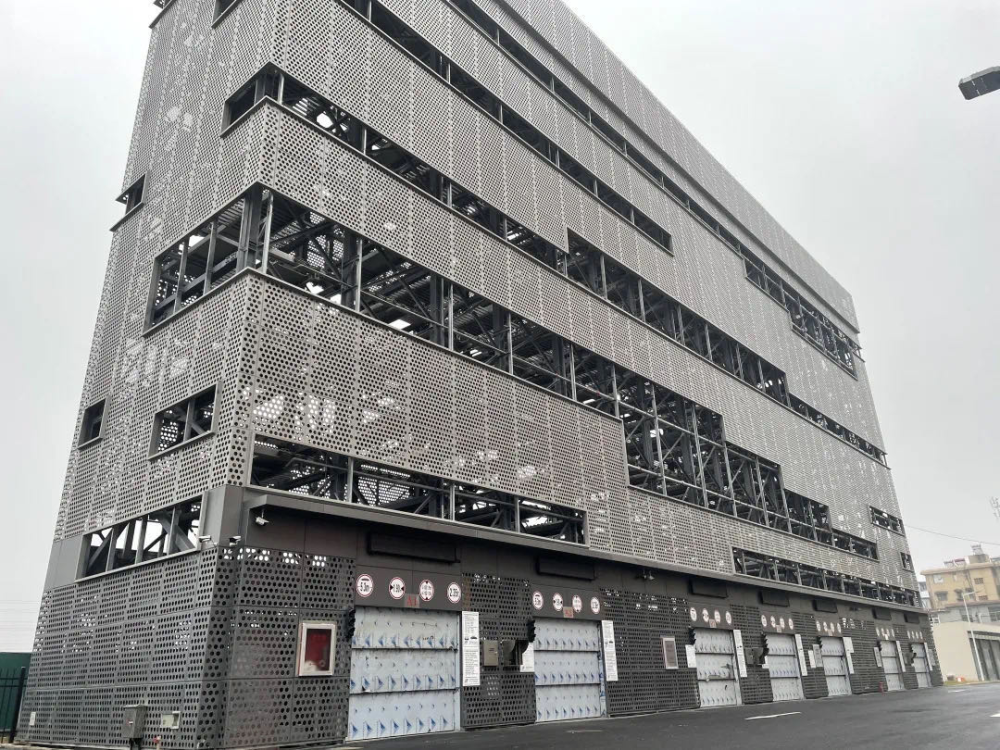  夜间灯光球场投入使用，延长训练时间助力选手备赛  