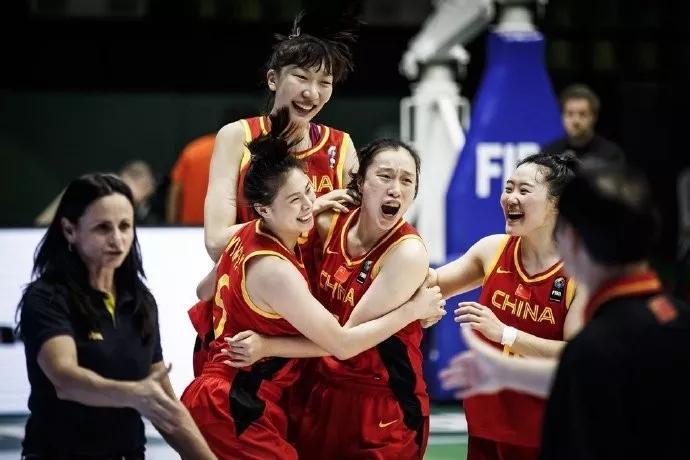  中国女篮热身赛，大比分击败澳大利亚练兵