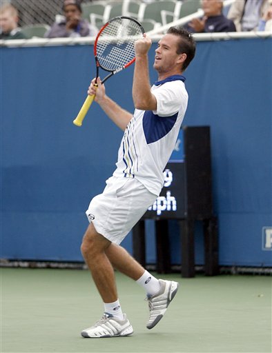  弗里茨发球上网，德尔雷海滩站打破冠军荒